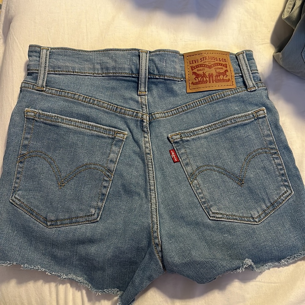 Levi’s High Rise Shorts - Picture 2 of 2